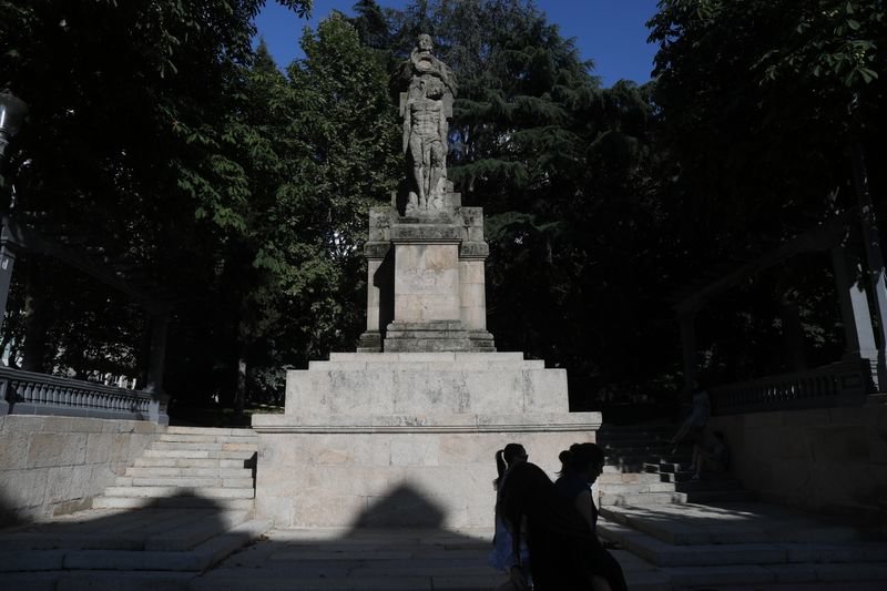 La estatua del Ángel Caído, de Francisco Asorey, en San Lázaro, será una de las recuperadas (JOSÉ PAZ).
