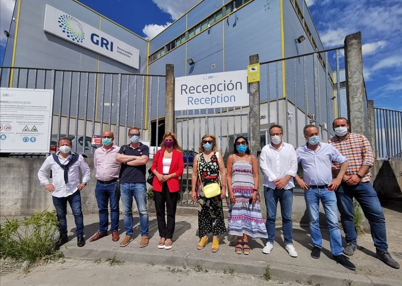 Los representantes socialistas, en su visita a la zona industrial de O Carballiño.