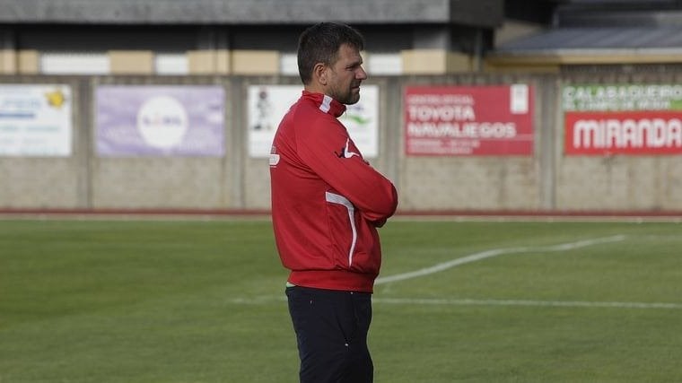 El entrenador del Barco, Manolo Pérez, observa un entrenamiento de su equipo en Calabagueiros.