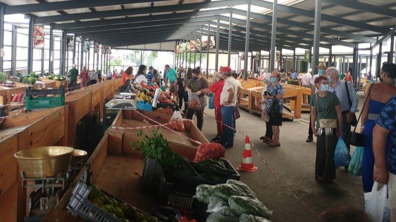 Feriantes ayer en el mercado de Chaves.