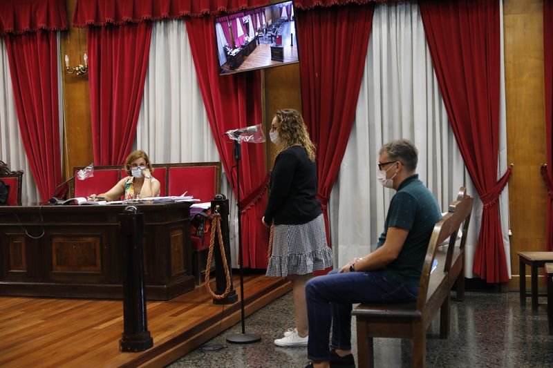 Alejandra María P.R., en pie, y Jhonny M.R., en la primera sesión del juicio en la Audiencia.