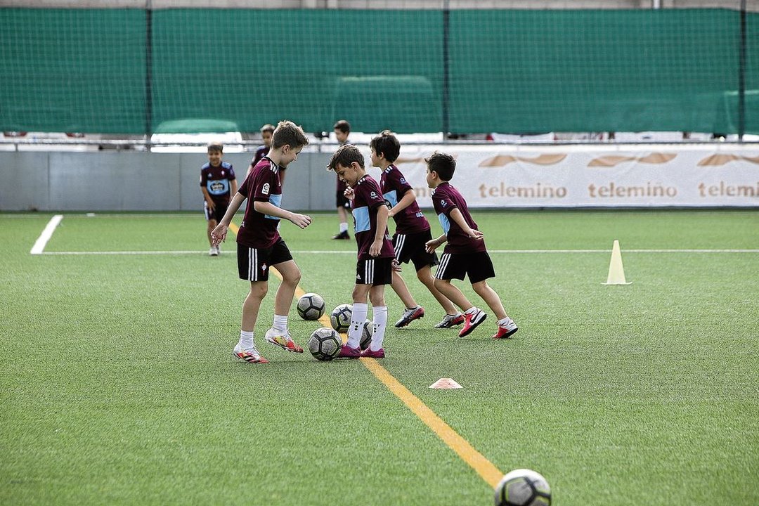 Varios jóvenes jugadores realizan un ejercicio de conducción en el Miguel Ángel-Os Remedios. (Foto: Miguel Ángel)