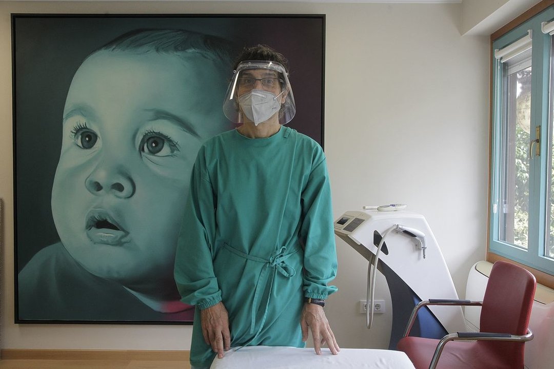 José Manuel Casiano, totalmente equipado, posa apoyado en una camilla de una sala de su clínica. (Foto: Miguel Ángel)