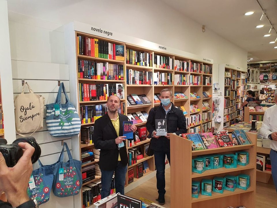 El alcalde visita la librería Nobel de la ciudad de Ourense.