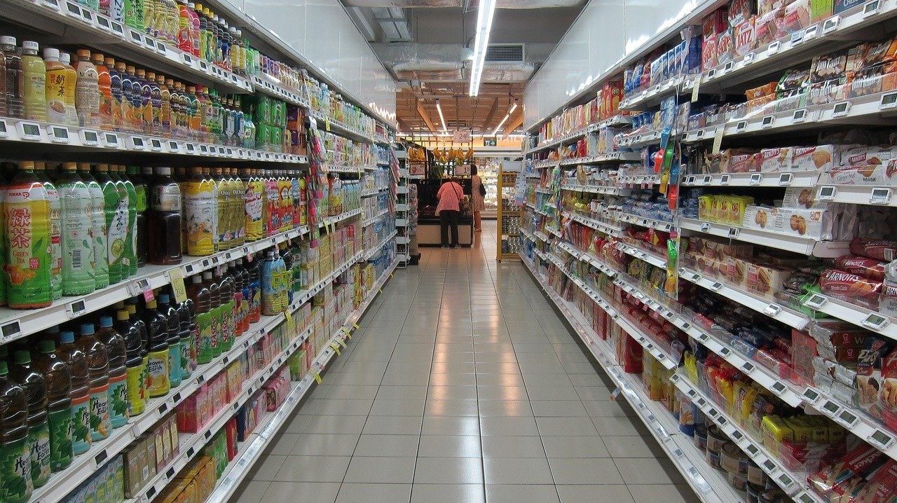 Interior de un supermercado.