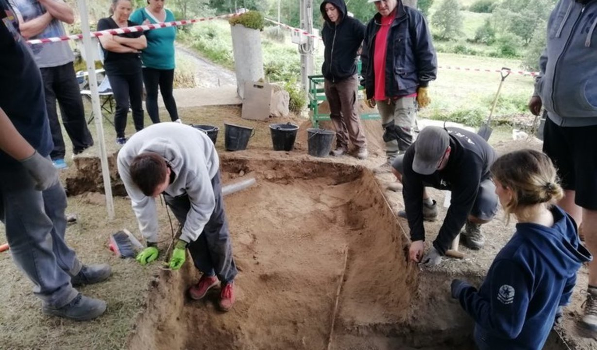 En la excavación en el cementerio de Celeiros (Chandrexa de Queixa).