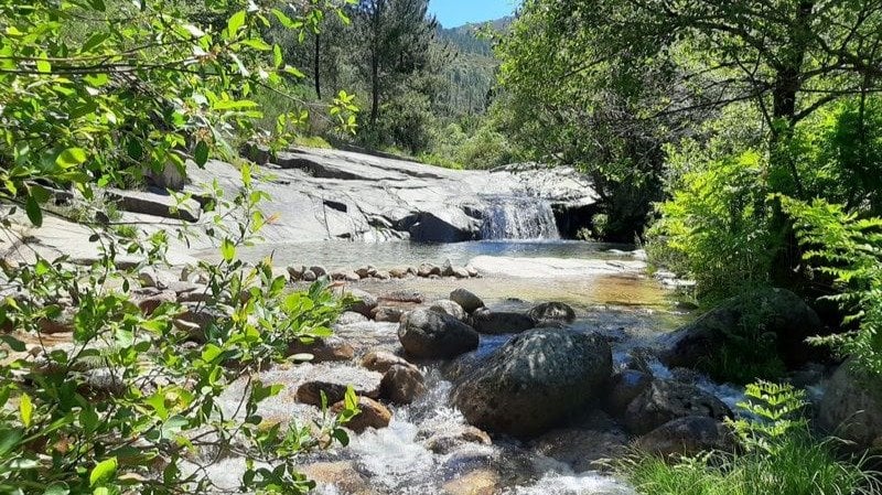 Una de las pozas de agua formadas en el curso del río Vilameá, en Lobios.