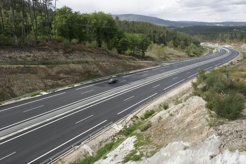 Un tramo de la AG-53 entre Ourense y Santiago, que será objeto de una reforma de su firme (XESÚS FARIÑAS).