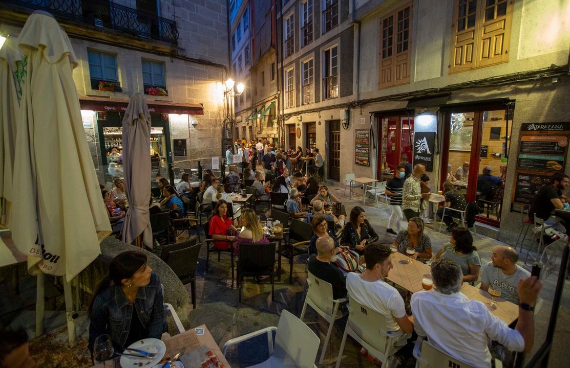 Ourense. 03/07/2020. Ambiente nocturno nas terrazas das rúas do casco velho de tapeo e viños cheas de xente.
Foto: Xesús Fariñas