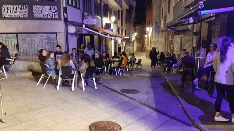 Grupos de gente disfrutan de las terrazas aún abiertas en la noche del viernes, a las 1,30 en la Plaza de los Suaves.