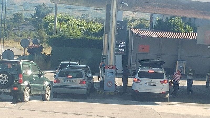 Conductores lusos esperan para repostar combustible en la gasolinera de Feces,