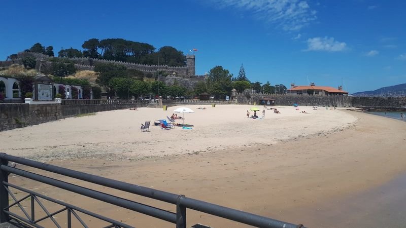 Así estaba la playa de Baiona con el castillo del conde de Gondomar como fondo.