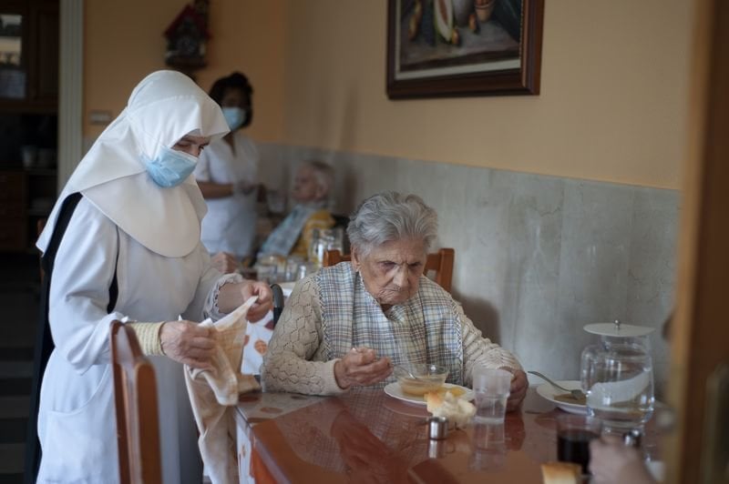 Una de las monjas atiende a uno de los residentes del asilo de Carballiño, en imagen de archivo (MARTIÑO PINAL).
