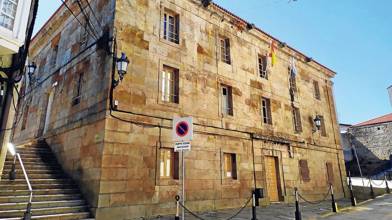 Exterior do actual Xulgado de Celanova que, no ano 1995, tiña a súa sede no edificio da Praza Maior.