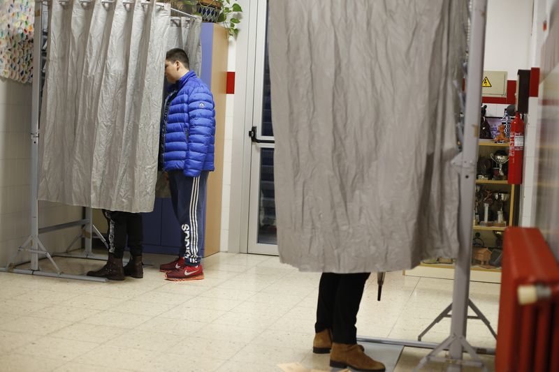Ourensanos ejercen su derecho al voto en las elecciones generales del pasado noviembre (XESÚS FARIÑAS).