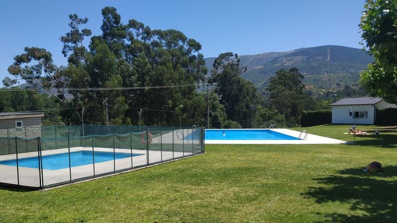 Cuatro personas utilizaban las piscinas de Petín, en el mediodía de ayer.