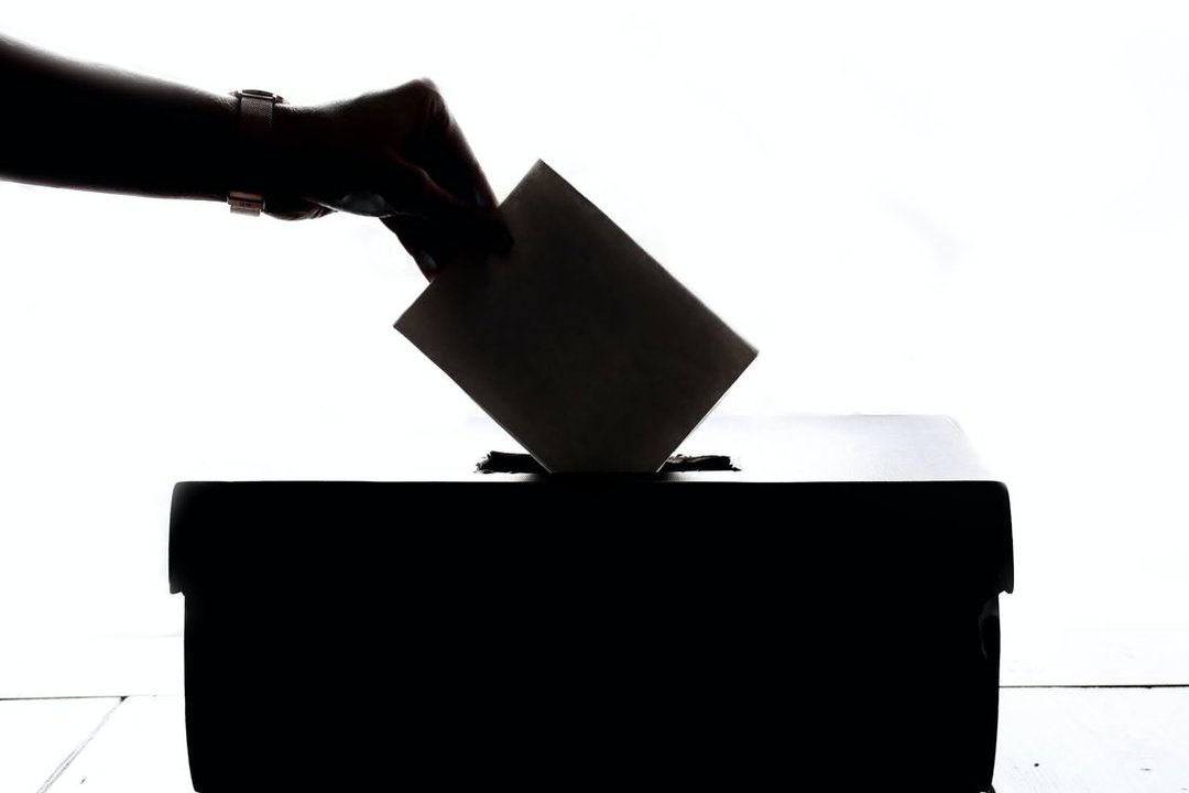 Una persona votando en unas elecciones. (Foto: Unsplash)