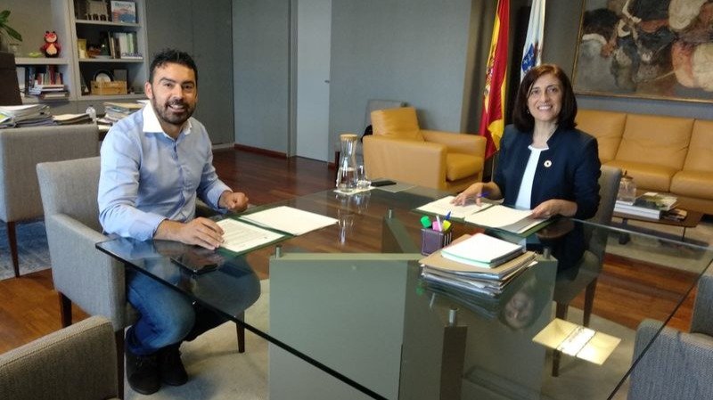 Juan Anta y Ángeles Vázquez, en la firma del convenio.