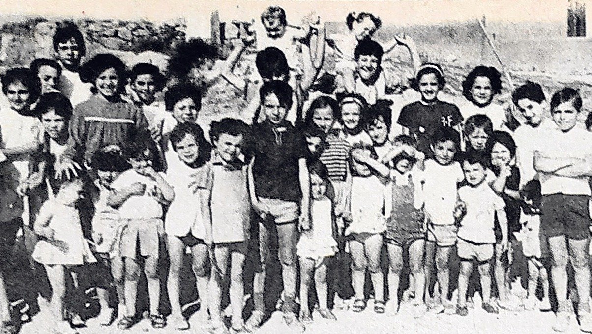 Un numeroso grupo de niños se congregó a la llamada de Reza en el barrio de Covadonga.