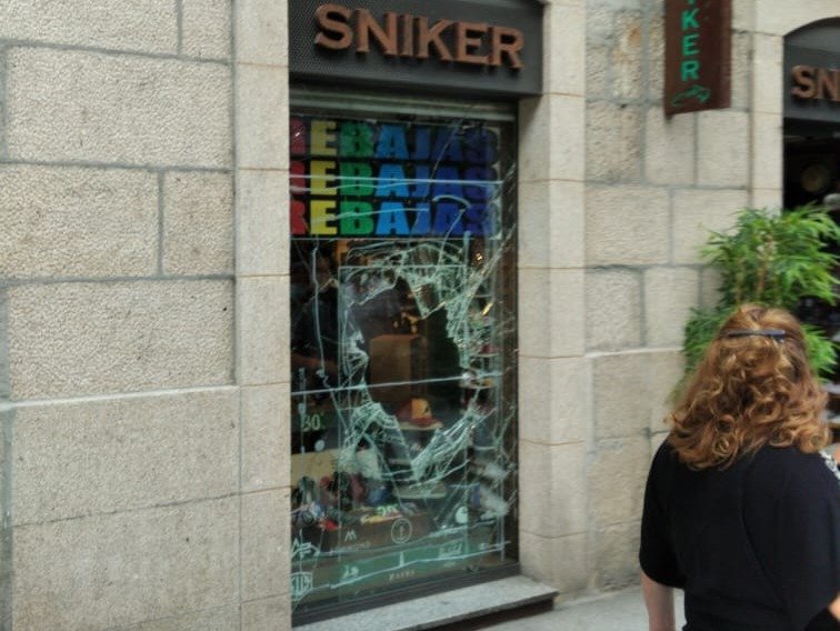 El escaparate de la tienda Sniker en el Paseo, con el cristal destrozado por un robo.