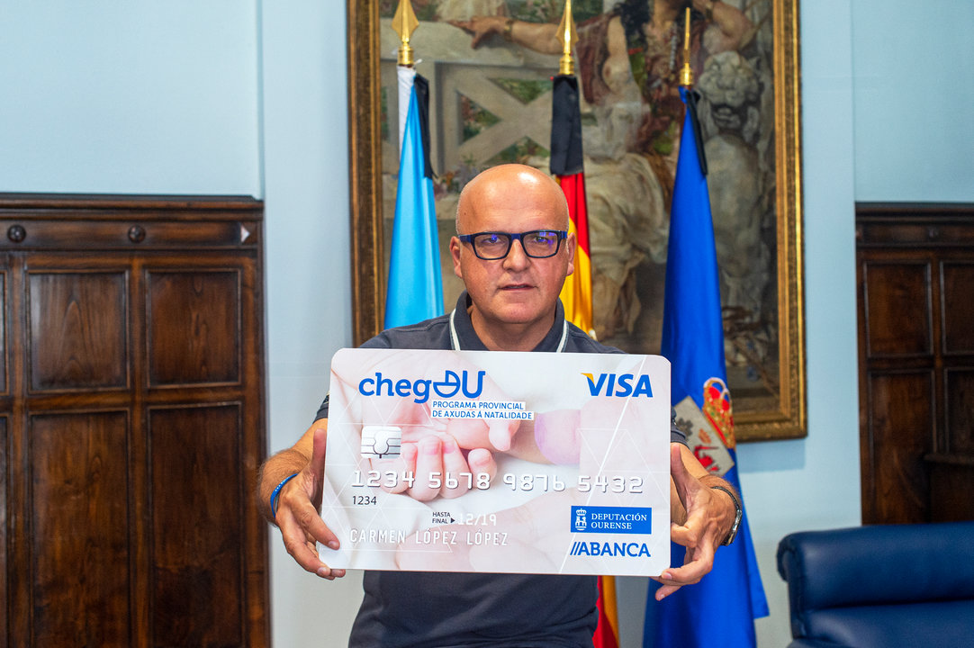 Manuel Baltar (Presidente da Deputación Ourense), posando coa tarxeta ChegOU, de axuda a natalidade na Provincia de Ourense;