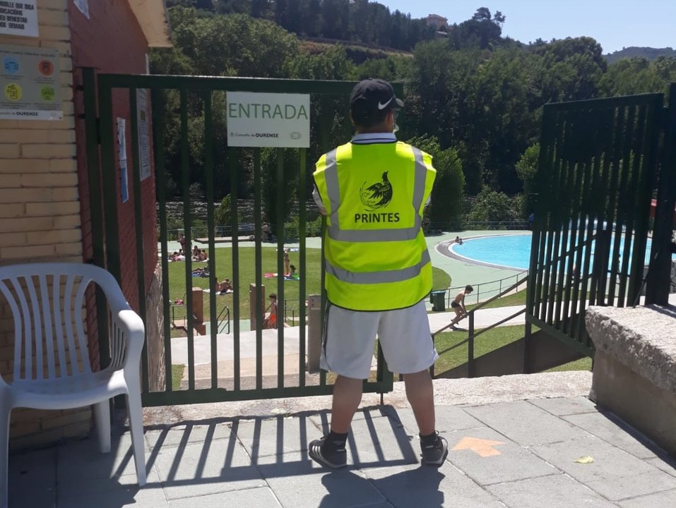 Un empleado de Printes vigila la piscina de Oira, en Ourense.