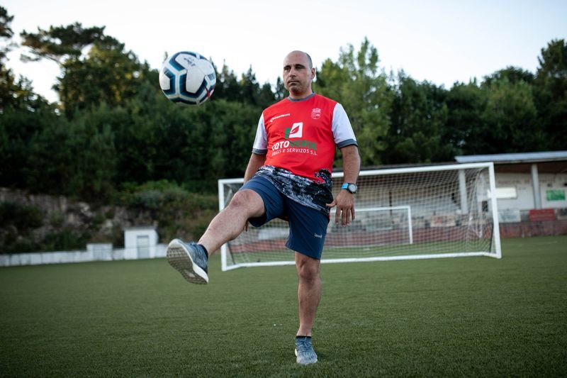 El jugador del Peroxa Moncho Fernández, en el campo de O Marco (ÓSCAR PINAL).
