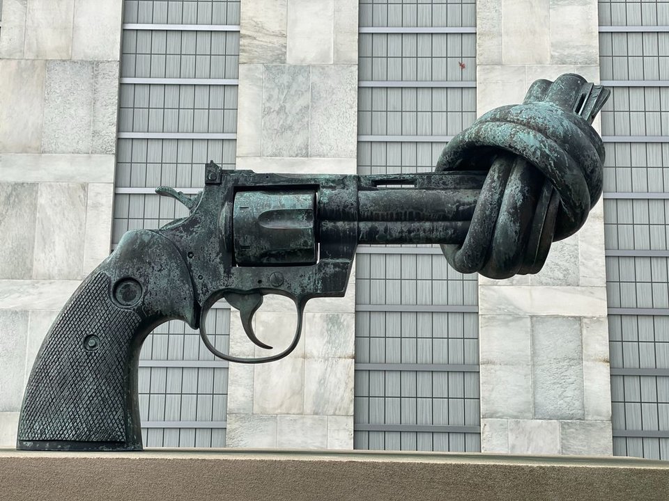 Una estatua en el exterior de la sede de las Naciones Unidas en Nueva York. (Foto: Unsplash)