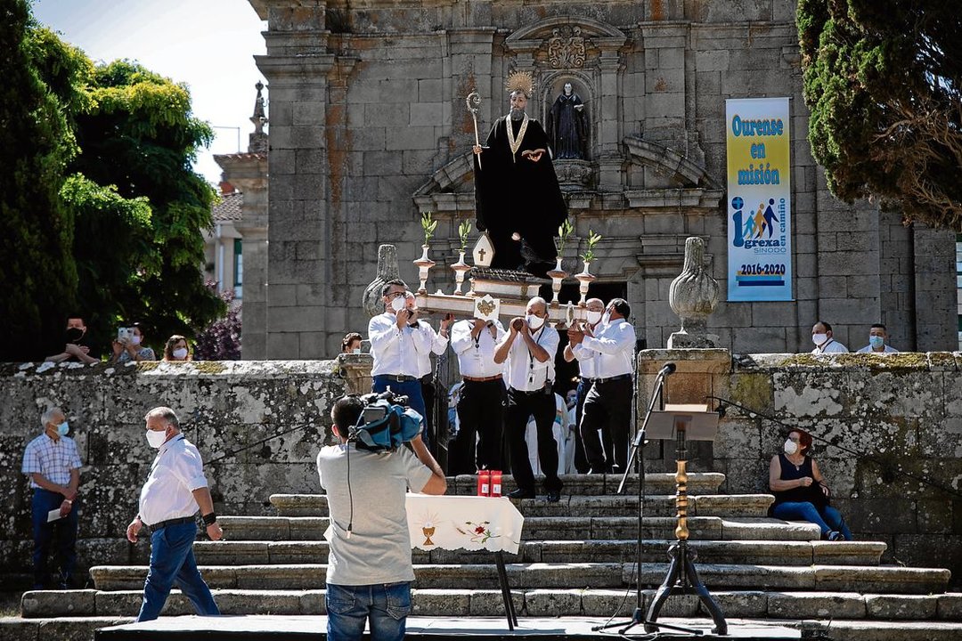 Los cofrades de San Benito sacaron la imagen del patrón a la explanada alaricana donde se ofició la celebración religiosa. (Foto: Óscar Pinal)