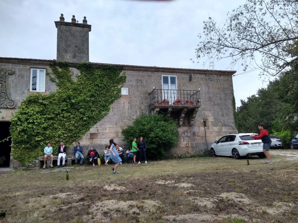 La familia de Claudia Gómez en los exteriores del Pazo de O Telleyro, en Couso de Limia, Sandiás. (Foto: Javier Torres)