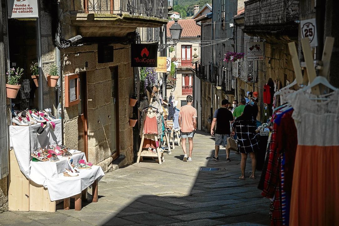 Los comercios salieron a la calle O Portelo. (Foto: Óscar Pinal)