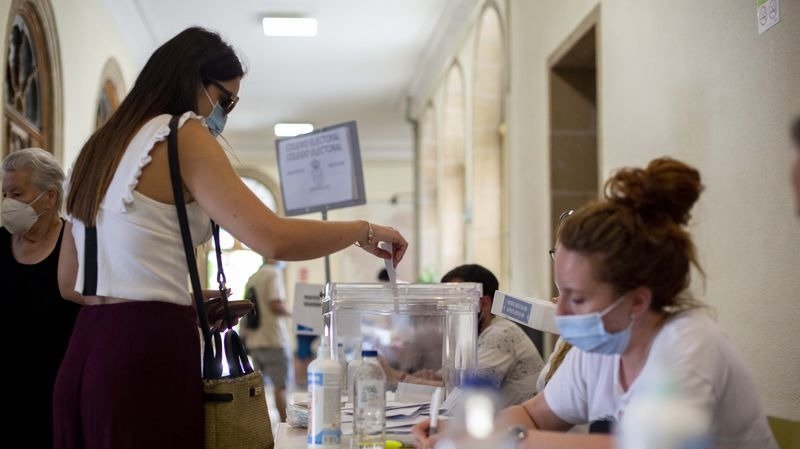 Una joven deposita su voto en Ourense (XESÚS FARIÑAS).