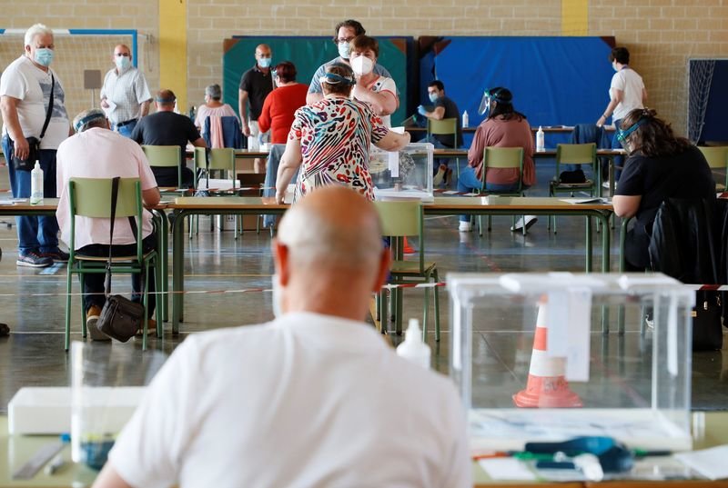 Colegio electoral del municipio lucense de Foz, durante la cita con las urnas del domingo (ELISEO TRIGO).