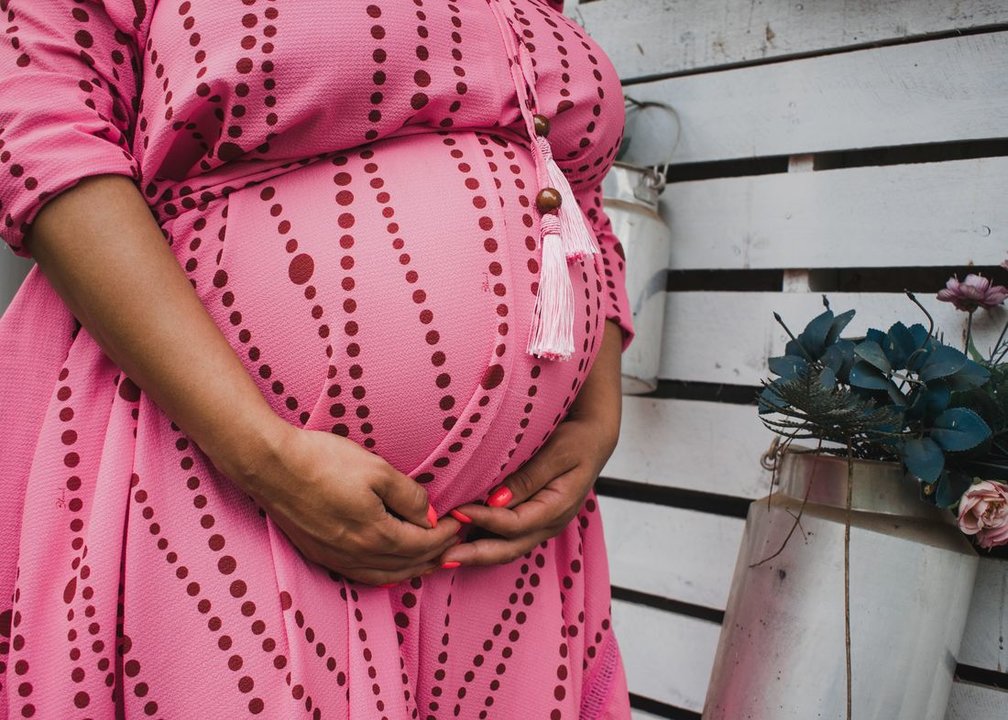 Una mujer embarazada sostiene su barriga. (Foto: Unsplash)