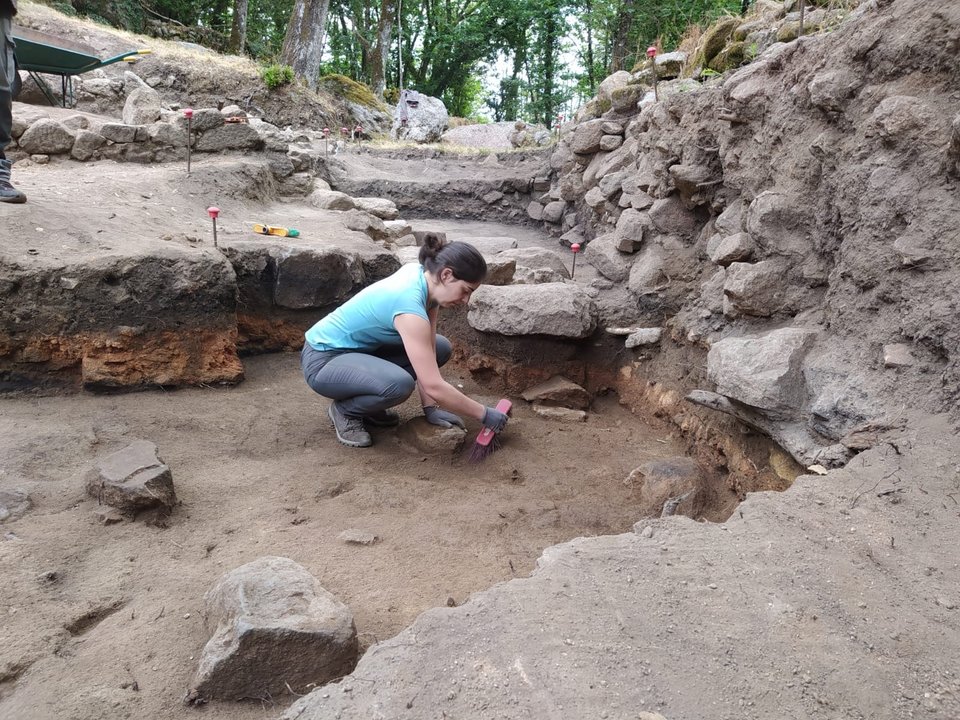 Trabajos de excavación en el castro de Santa Lucía, en Castrelo de Miño.
