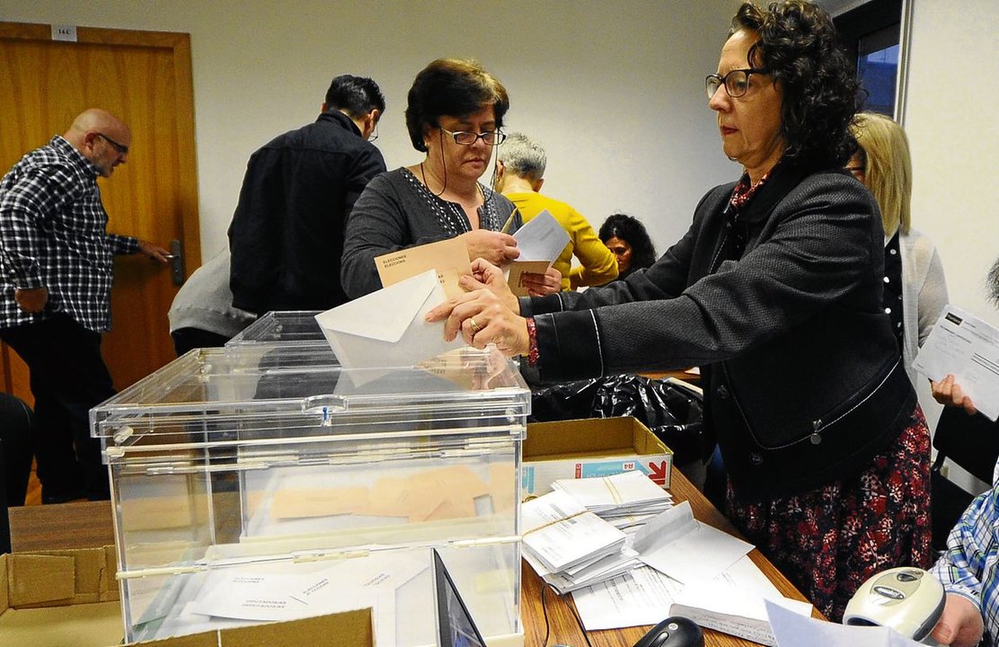Ourense 13/11/19
Rcuento voto emigrante en la audiencia provincial

Fotos Martiño Pinal