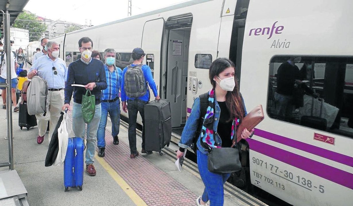 era
Imagen de pasajeros con mascarilla en los trenes que parten de Vigo.