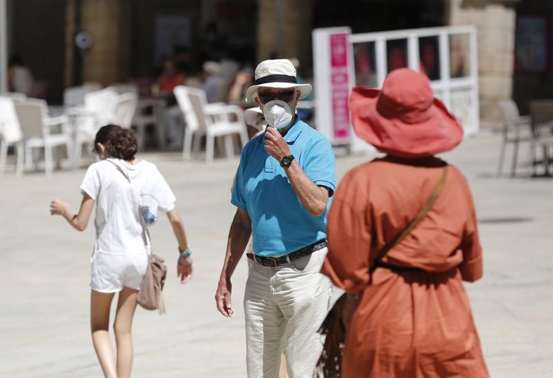 Varios turistas pasean por el centro de Ourense con la mascarilla (XESÚS FARIÑAS).