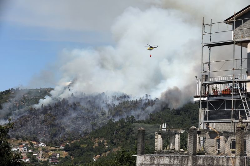 CANIBELOS (OURENSE) 18/07/2020.- Incendio forestal en Canibelos. josé Paz