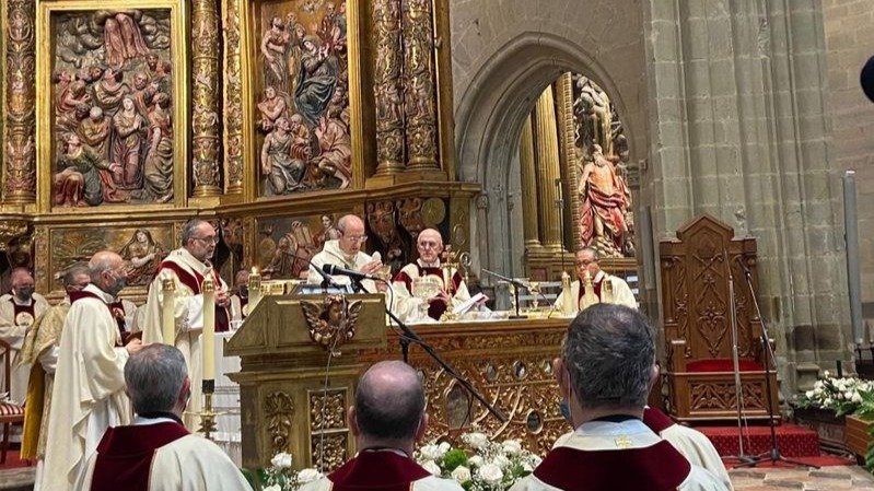 El obispo Jesús Fernández, presidiendo la ceremonia de la catedral de Astorga.