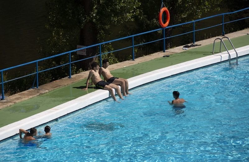 Varios jóvenes se bañan en la piscina de Oira (XESÚS FARIÑAS).