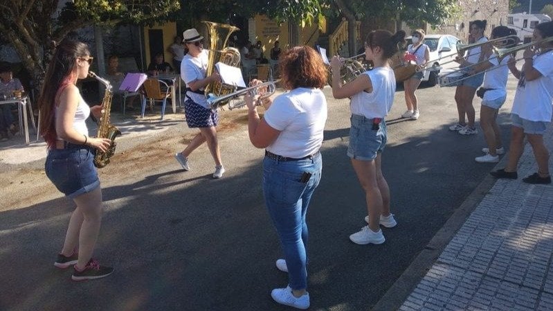 La charanga Brassica Rapa amenizó ayer las calles de Parada de Sil, dentro del programa municipal Verán Cultural.