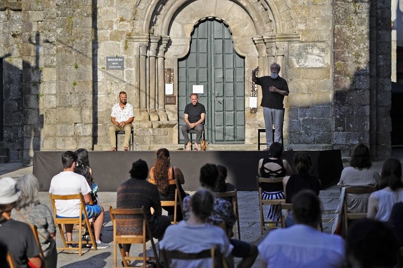 Representación de &#34;Tres vellas (polo menos)&#34;, en la plaza de San Xoán, con Celso Sanmartín, Guti y Quico Cadaval  (MARTIÑO PINAL).