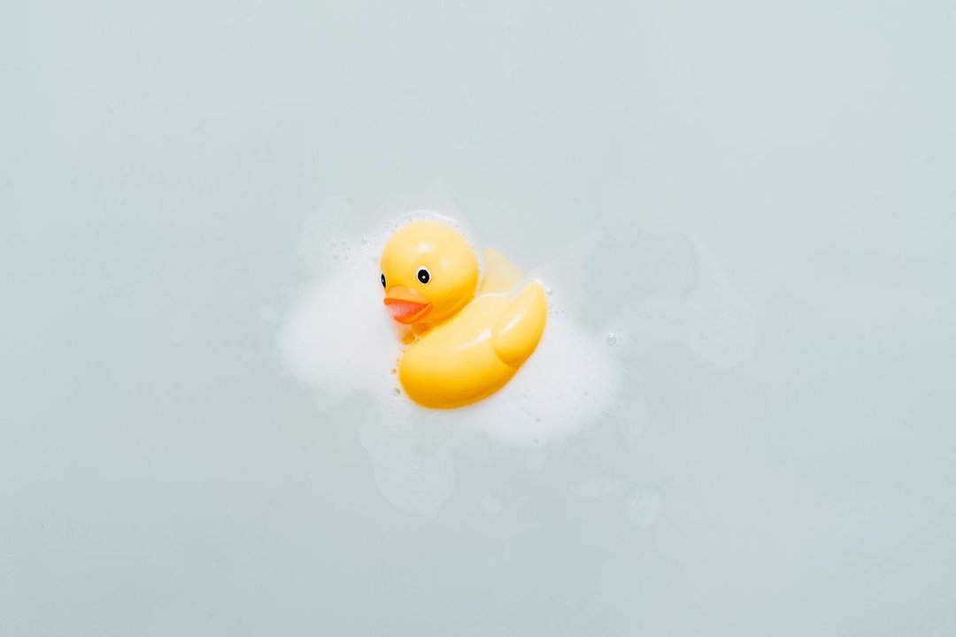 Un patito de goma flota en una bañera. (Foto: Unsplash)