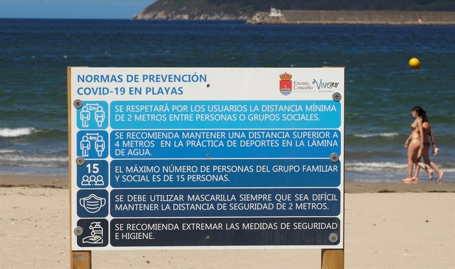 Advertencias sobre el covid en playas de Viveiro (EFE).