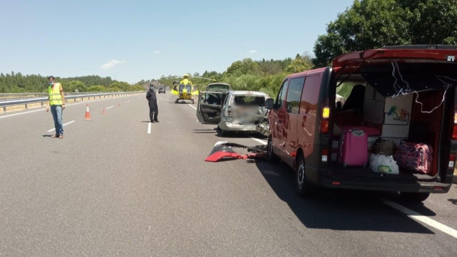 Estado en el que quedaron los dos vehículos en el accidente de A Gudiña.
