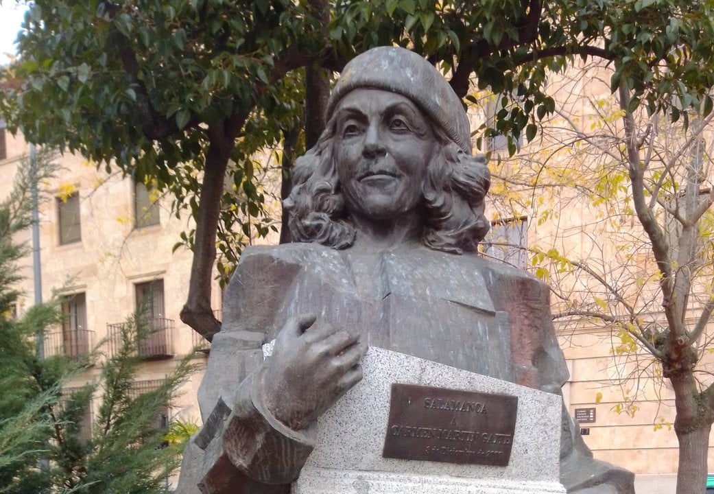 Estatua en honor a la escritora Carmen Martín Gaite.