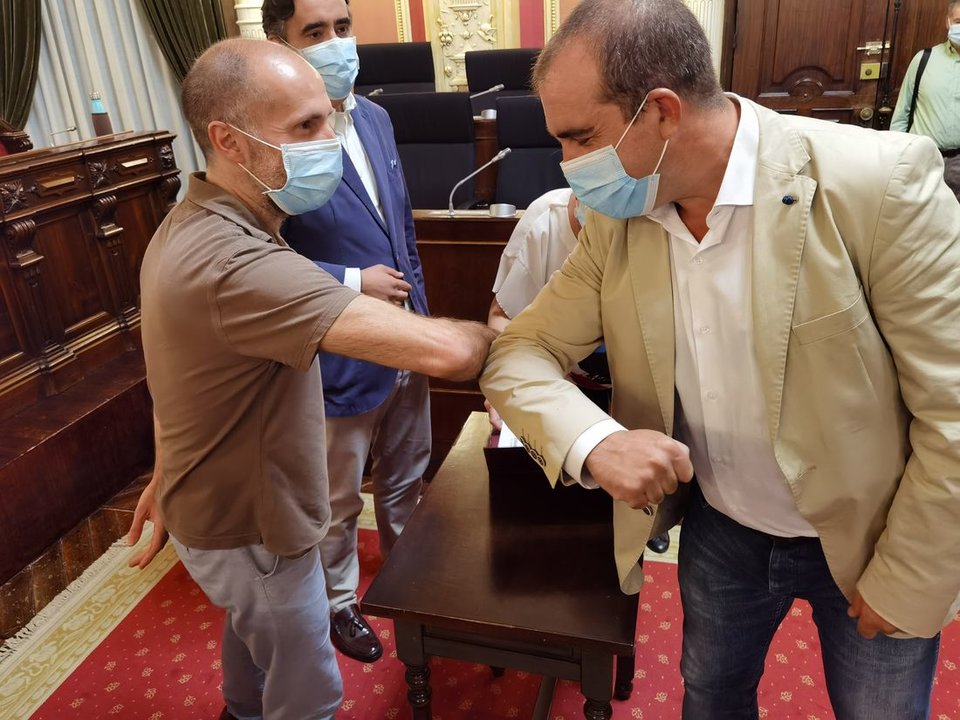 El alcalde, Gonzalo Pérez Jácome, y el nuevo coordinador general, Francisco Cacharro, se saludan con el codo durante el acto.