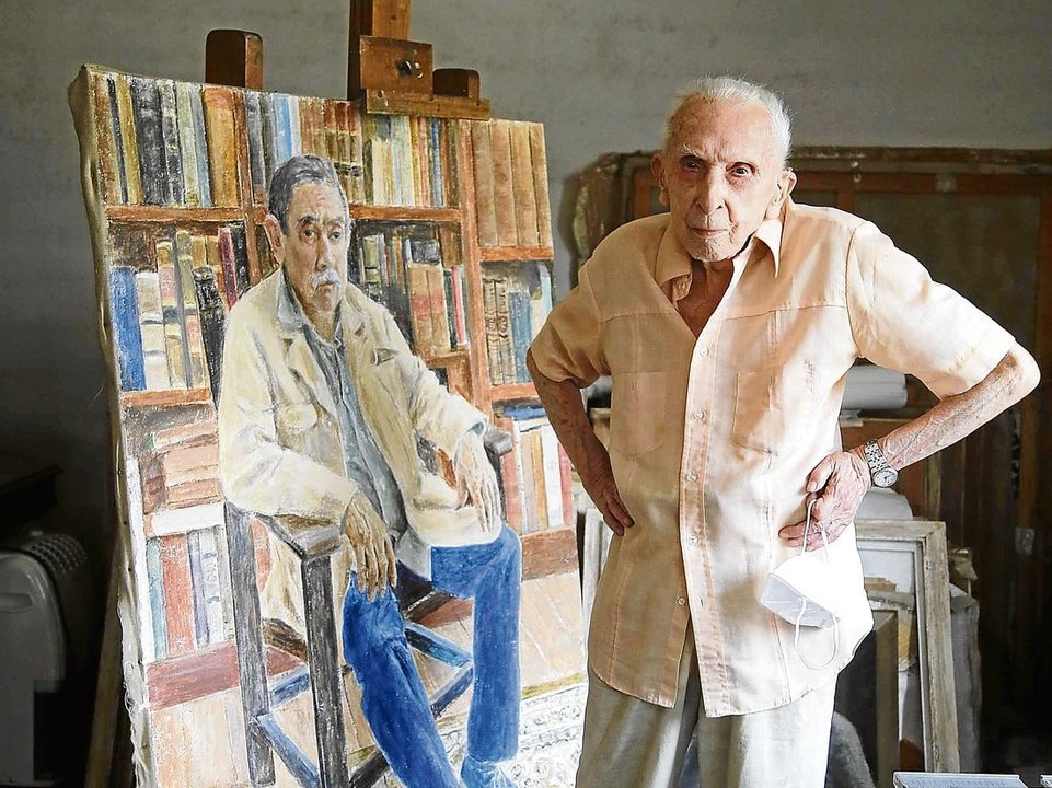 El pintor centenario Luis Torras, en su estudio de Vigo. (Foto: Jorge V. Landín)