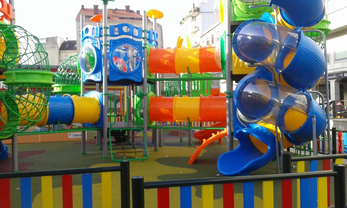 Juegos del parque infantil de la Alameda, en Carballiño.